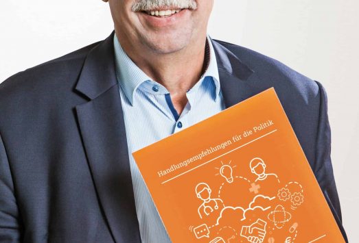 Hans Jörg Schelling mit dem Weißbuch Gesundheitsstrategie 2030
© Peter Provaznik/Welldone