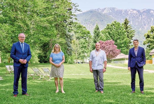 © photonews.at/Georges Schneider -  Reichenau an der Rax (N÷) 24.06.2021 - Heute fand im Parkhotel Hirschwang ein PRAEVENIRE Gipfelgespr‰ch im Rahmen der Leadership-Kampagne des Fˆrdervereins Kinder- und Jugendlichenrehabilitation in ÷sterreich mit dem Motto 'KINDER- UND JUGENDGESUNDHEIT 2030' statt. PHOTO: Im Corona konformen Abstand  (v.L) Stephan Pernkopf, LH-Stv. N÷, Ulrike Kˆnigsberger-Ludwig, Landesr‰tin N÷, Bernhard Wurzer Generaldirektor der ÷GK, Markus Wieser, Obmann des Fˆrdervereins Kinder- und Jugendlichenrehabilitation in ÷sterreich.