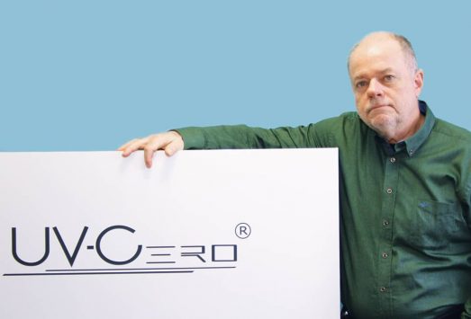 Karl Skriner von der Berliner Universitätsklinik Charité hat mit seinem Team das auf UV-C-Basis funktionierende System zur Luftdesinfektion getestet.